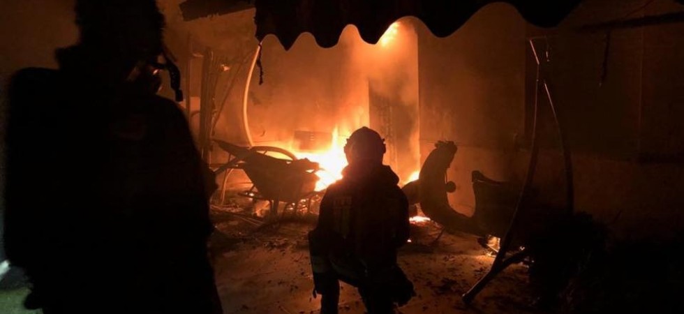 Appartamento in fiamme, prende fuoco la facciata del palazzo